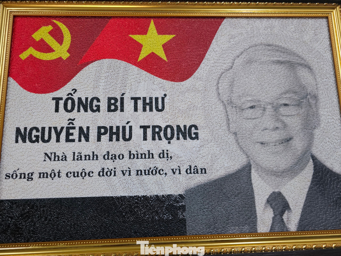 Bức tranh gạo chân dung Tổng Bí thư Nguyễn Phú Trọng - Nhà lãnh đạo bình dị, sống một đời vì nước, vì dân. Ảnh: Hòa Hội
