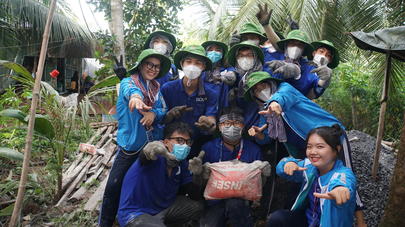 Chiến sĩ tình nguyện làm đường nông thôn tại Đồng Tháp năm 2023. Ảnh: Hòa Hội