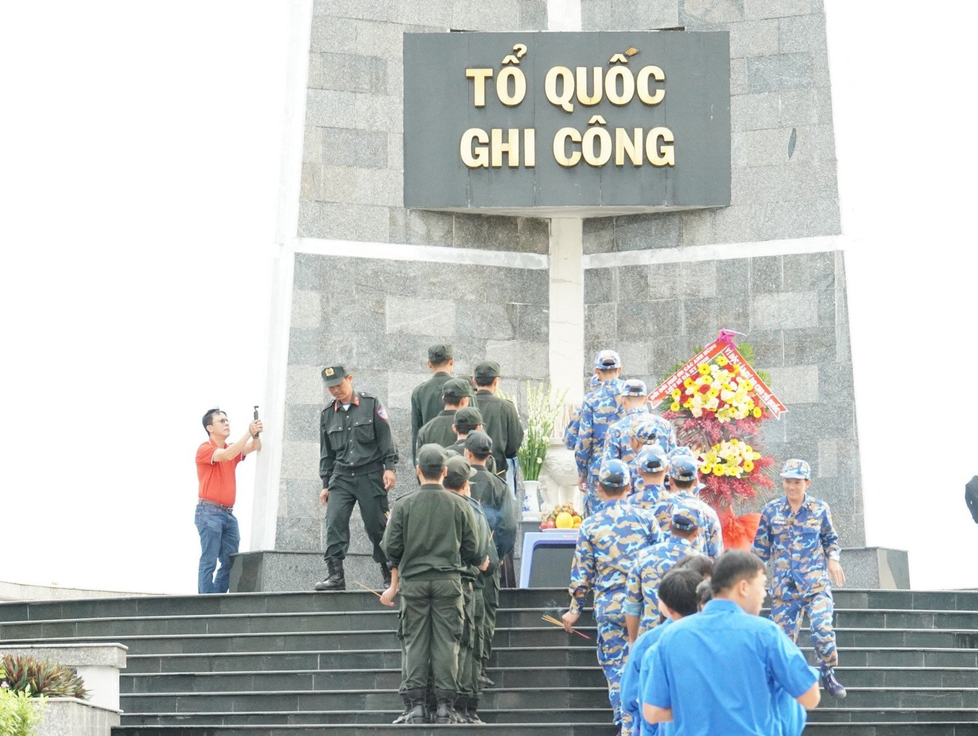 Các bạn trẻ, cán bộ, chiến sĩ dâng hoa, dâng hương tưởng nhớ, tri ân anh hùng liệt sĩ tại Nghĩa trang liệt sĩ tỉnh An Giang.