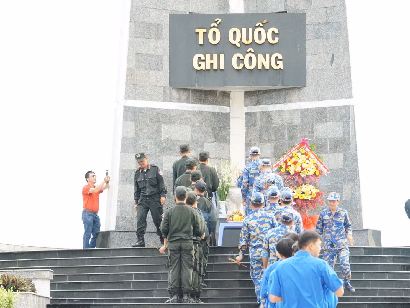 Các bạn trẻ, cán bộ, chiến sĩ dâng hoa, dâng hương tưởng nhớ, tri ân anh hùng liệt sĩ tại Nghĩa trang liệt sĩ tỉnh An Giang.