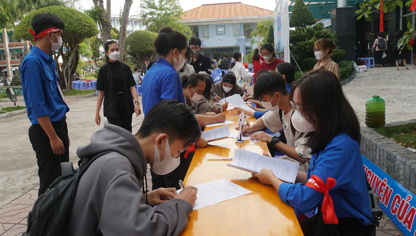 Từ sớm, hàng trăm sinh viên, cán bộ có mặt tại trường Đại học Đồng Tháp để tham gia ngày hội Chủ nhật Đỏ đầy ý nghĩa này. Các bạn tình nguyện hiến dâng những giọt máu hồng của mình vì cộng đồng. Ảnh: Hòa Bình