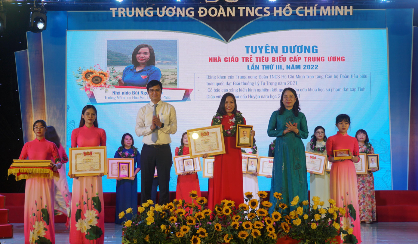 Phó Chủ tịch nước Võ Thị Ánh Xuân cùng Bí thư thứ nhất Trung ương Đoàn Bùi Quang Huy trao tặng giải thưởng cho cô giáo trẻ tiêu biểu. Ảnh: Hòa Hội