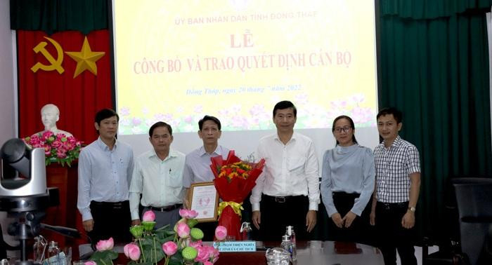Tân Trưởng ban Ban Quản lý Khu kinh tế tỉnh Đồng Tháp Phạm Tấn Xiếu (cầm hoa). - Ảnh: N. Ánh