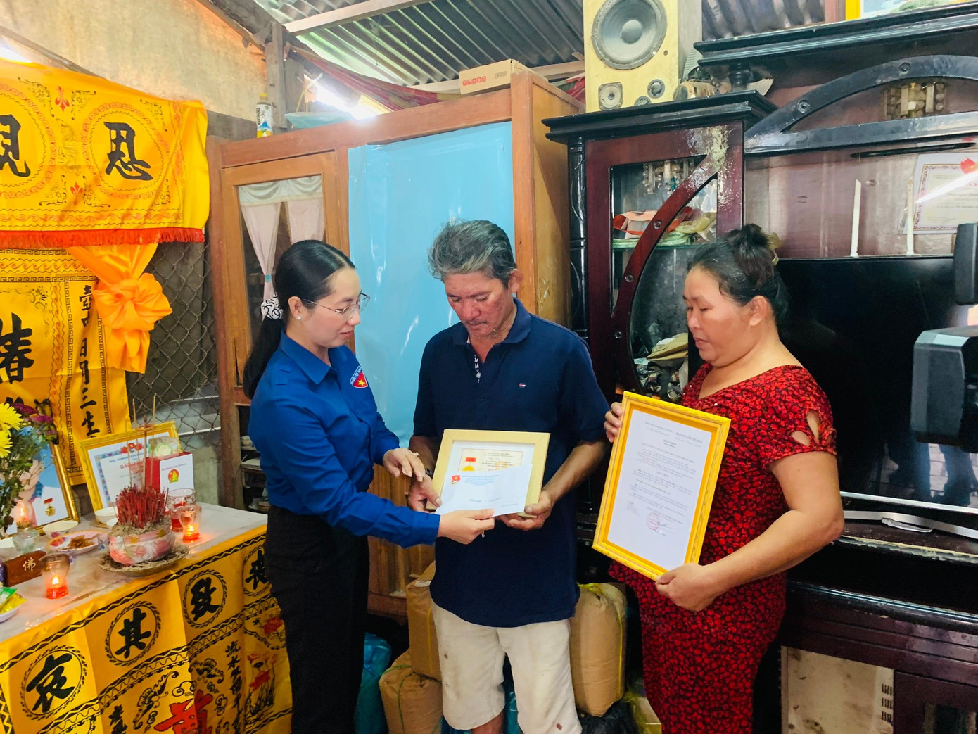 Chị Nguyễn Thụy Yến Phương, Quyền Bí thư Tỉnh Đoàn Vĩnh Long trao tặng Huy hiệu Tuổi trẻ dũng cảm cho gia đình em Đoàn Minh Quân. - Ảnh: TĐ VL Chị Nguyễn Thụy Yến Phương, Quyền Bí thư Tỉnh Đoàn Vĩnh Long trao tặng Huy hiệu Tuổi trẻ dũng cảm cho gia đình em Đoàn Minh Quân. - Ảnh: TĐ VL