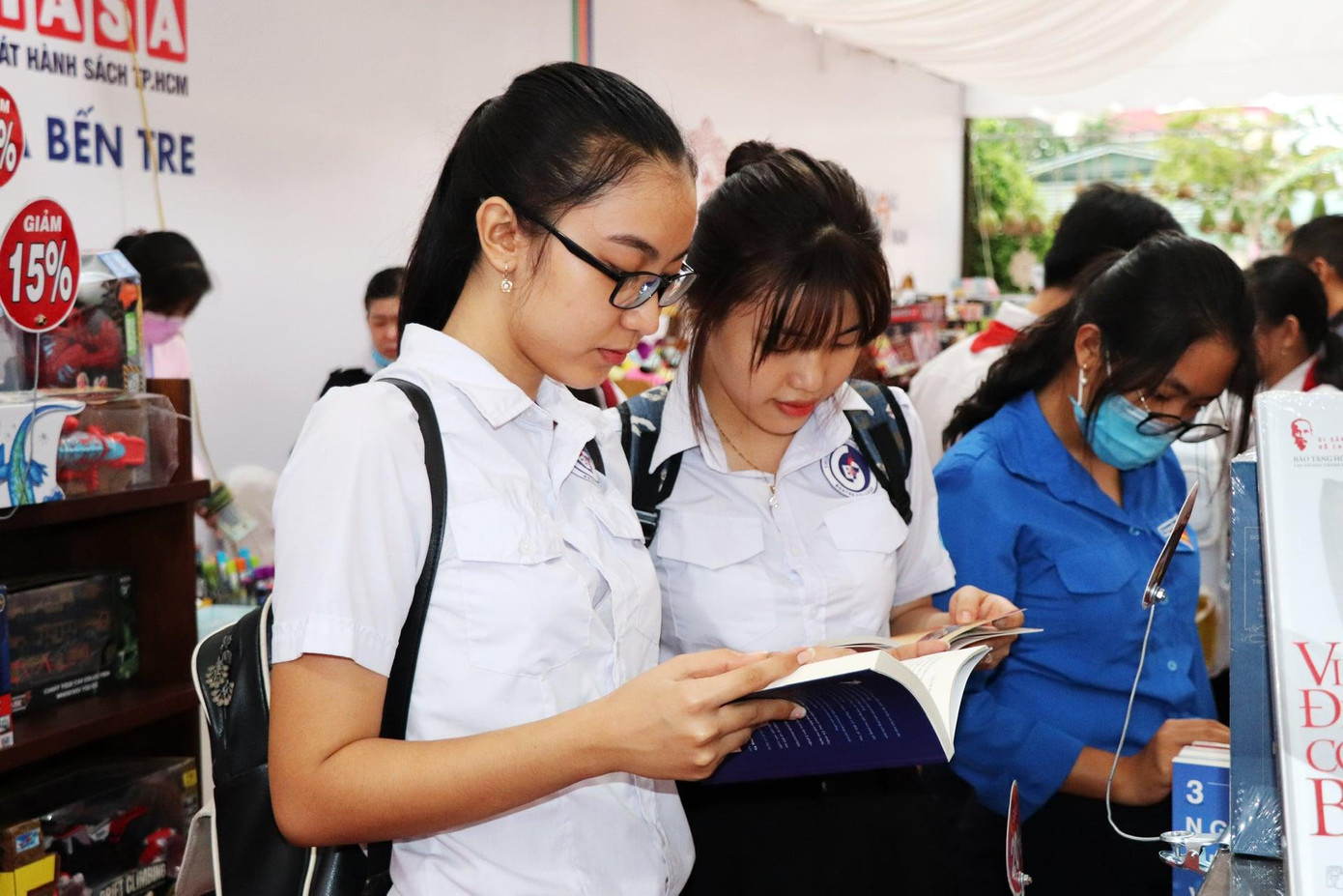 Học sinh đọc sách