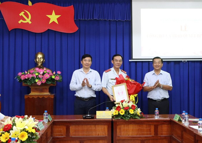 Chủ tịch UBND tỉnh Đồng Tháp (trái) trao quyết định cho ông Nguyễn Văn Nghĩa (giữa). Ảnh: N. Ánh. Chủ tịch UBND tỉnh Đồng Tháp (trái) trao quyết định cho ông Nguyễn Văn Nghĩa (giữa). Ảnh: N. Ánh.