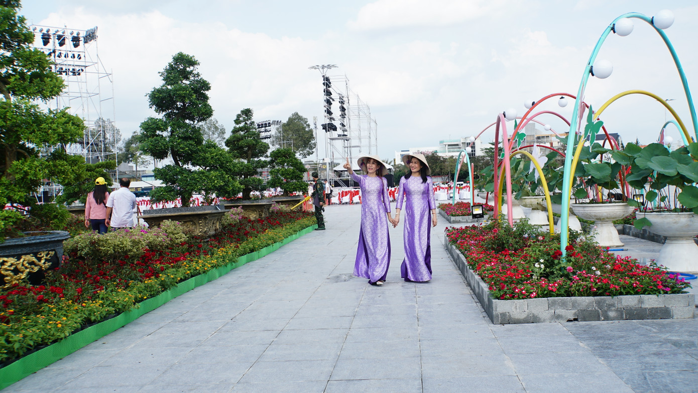 Du khách tham quan Festival hoa - kiểng Sa Đéc. Ảnh: Hòa Hội. Du khách tham quan Festival hoa - kiểng Sa Đéc. Ảnh: Hòa Hội.