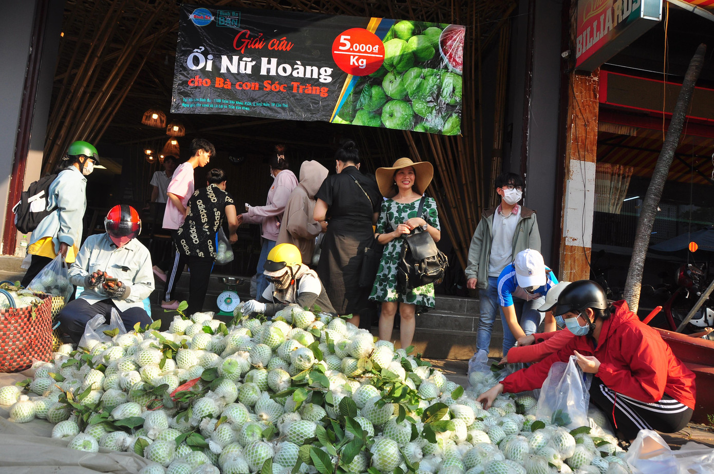 Anh Phạm Đỗ Minh Trung ở quận Ninh Kiều, TP Cần Thơ (người kết nối giải cứu ổi cho nông dân Sóc Trăng) cho biết, trước khó khăn của bà con trồng ổi không bán được nên anh đã kết nối với các đơn vị, mạnh thường quân để giúp họ; đồng thời hy vọng rằng nhiều bạn trẻ, mạnh thường quân tiếp sức để "giải cứu" cho họ bớt khó khăn, hạn chế tối đa thua lỗ.