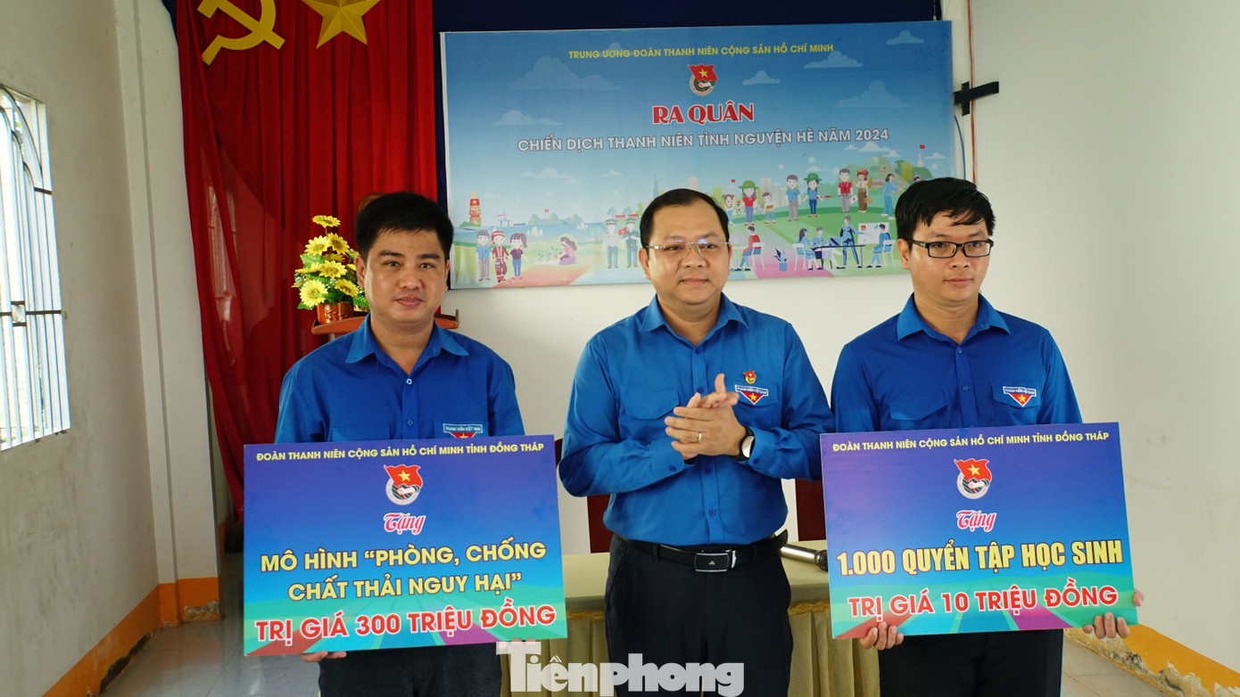 Anh Huỳnh Minh Thức - Bí thư Tỉnh Đoàn Đồng Tháp trao tặng mô hình phòng chống chất thải nguy hại và vở cho huyện Đoàn Tháp Mười. Ảnh: Hòa Hội Anh Huỳnh Minh Thức - Bí thư Tỉnh Đoàn Đồng Tháp trao tặng mô hình phòng chống chất thải nguy hại và vở cho huyện Đoàn Tháp Mười. Ảnh: Hòa Hội