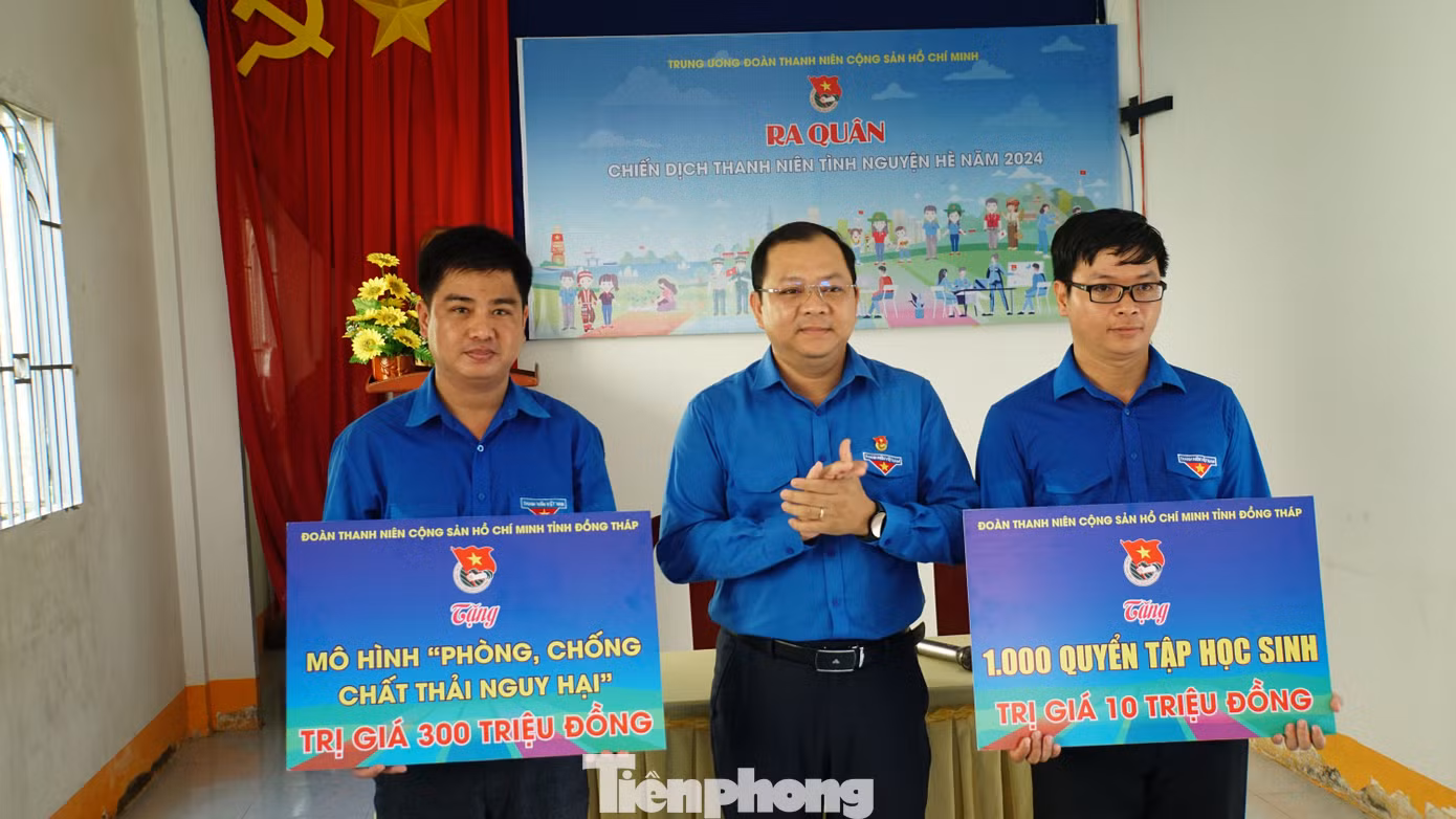 Anh Huỳnh Minh Thức - Bí thư Tỉnh Đoàn Đồng Tháp trao tặng mô hình phòng chống chất thải nguy hại và vở cho huyện Đoàn Tháp Mười. Ảnh: Hòa Hội Anh Huỳnh Minh Thức - Bí thư Tỉnh Đoàn Đồng Tháp trao tặng mô hình phòng chống chất thải nguy hại và vở cho huyện Đoàn Tháp Mười. Ảnh: Hòa Hội