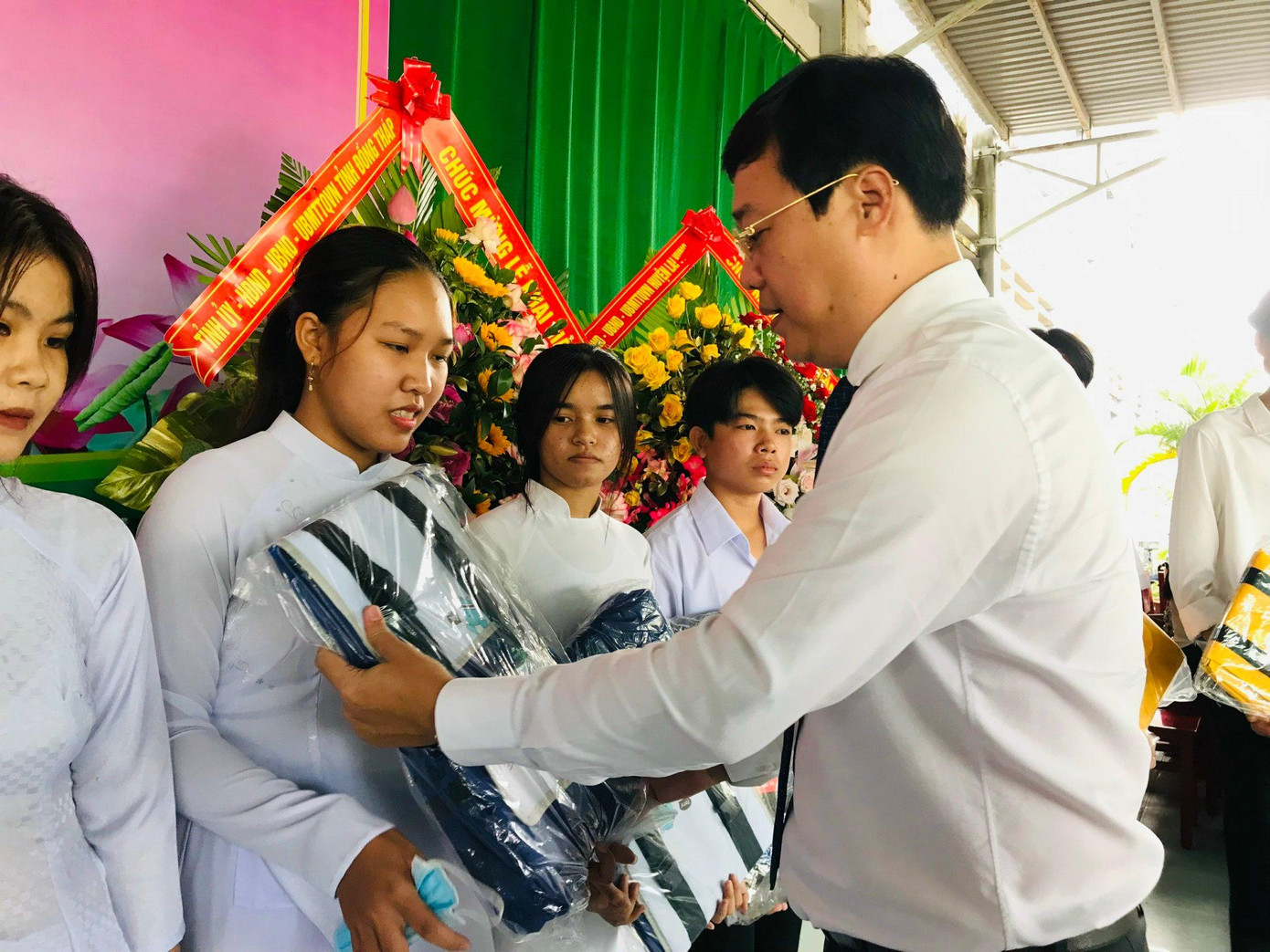 Bí thư Tỉnh ủy Đồng Tháp Lê Quốc Phong tặng quà cho học sinh.