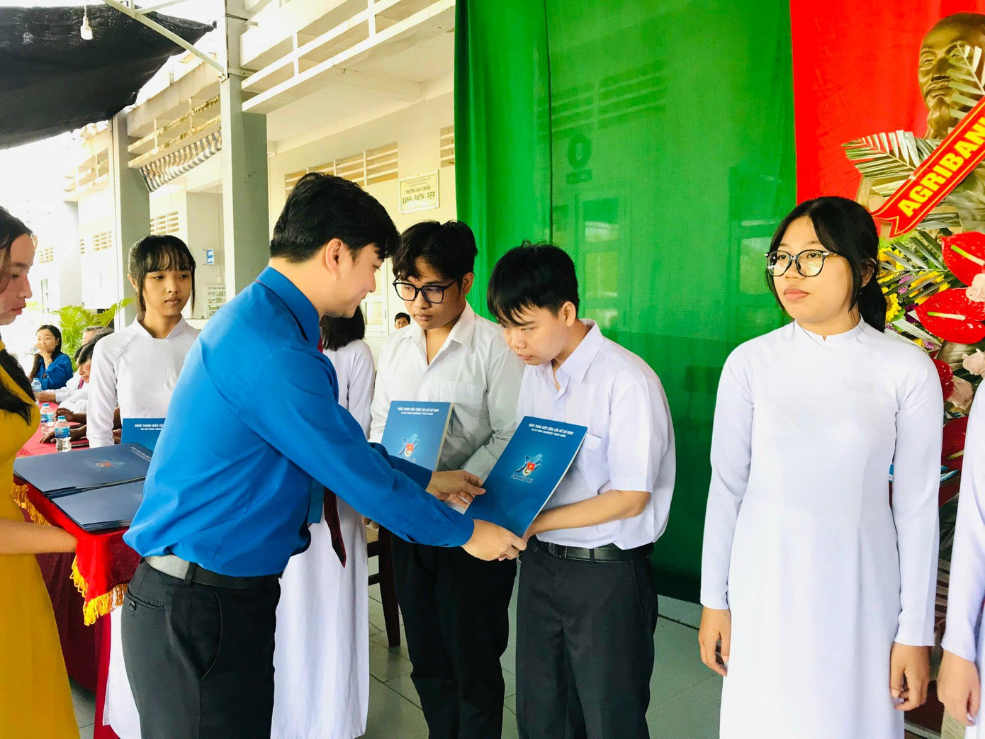 Anh Nguyễn Minh Triết tặng quà cho học sinh trường THPT Lai Vung 3.