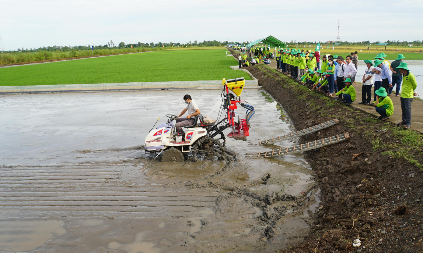 Công nghệ san phẳng đồng ruộng điều khiển bằng công nghệ bằng tia laser của Công ty TNHH TATA International Việt Nam. Ảnh: Hòa Hội