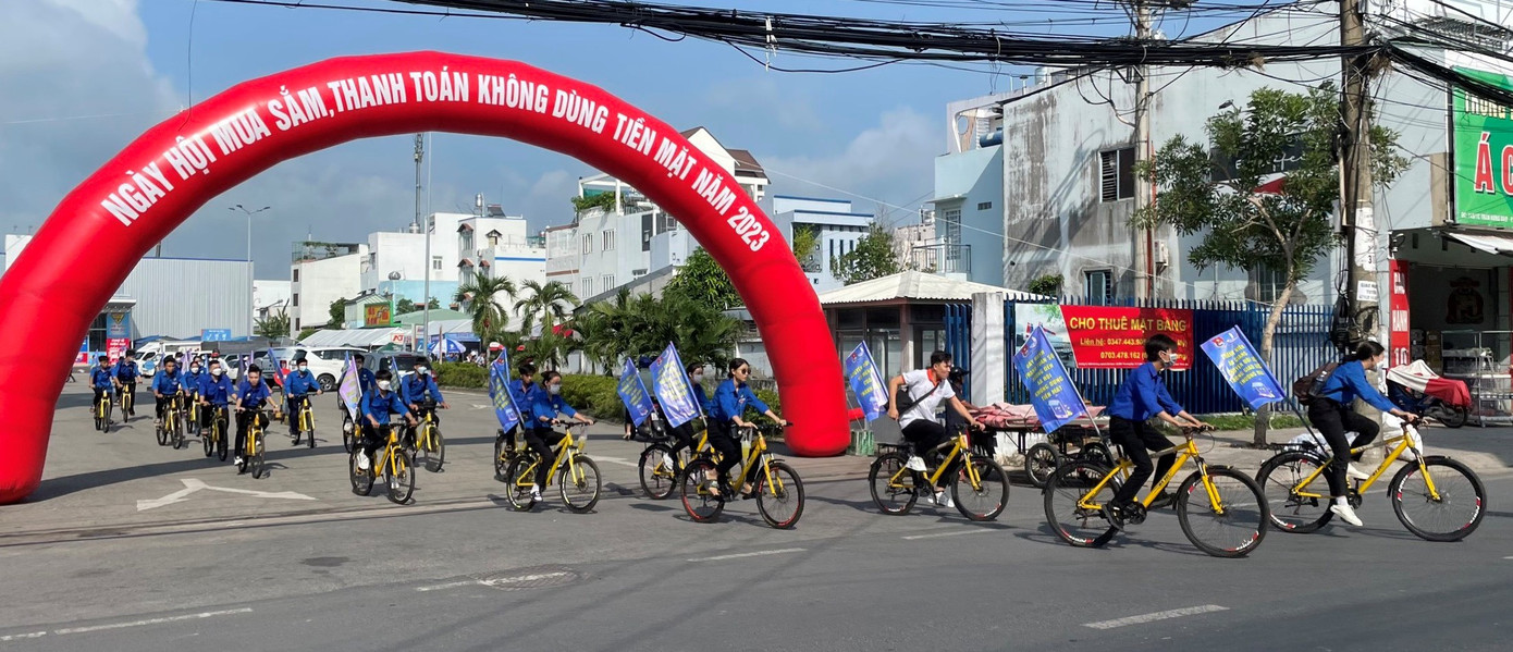 Đoàn viên, thanh niên An Giang đạp xe diễu hành quanh các tuyến đường ở thành phố Long Xuyên