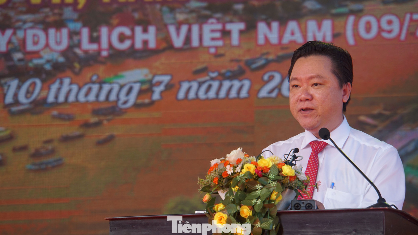 Ông Nguyễn Quốc Cường, Chủ tịch UBND quận Cái Răng cho biết đến với ngày hội, khách du lịch tham quan các gian hàng phát triển du lịch, thương mại dịch vụ đến từ thành phố Hồ Chí Minh, các tỉnh đồng bằng sông Cửu Long, xem Hội thi trưng bày mô hình ghe, tàu - cây bẹo mua bán nông sản tại chợ nổi, thưởng thức các loại bánh dân gian, hòa mình vào Hội thi Nét đẹp áo bà ba xưa và nay, quy tụ nam thanh nữ tú từ mọi miền đất nước... Ảnh: Hòa Hội. Ông Nguyễn Quốc Cường, Chủ tịch UBND quận Cái Răng cho biết đến với ngày hội, khách du lịch tham quan các gian hàng phát triển du lịch, thương mại dịch vụ đến từ thành phố Hồ Chí Minh, các tỉnh đồng bằng sông Cửu Long, xem Hội thi trưng bày mô hình ghe, tàu - cây bẹo mua bán nông sản tại chợ nổi, thưởng thức các loại bánh dân gian, hòa mình vào Hội thi Nét đẹp áo bà ba xưa và nay, quy tụ nam thanh nữ tú từ mọi miền đất nước... Ảnh: Hòa Hội.