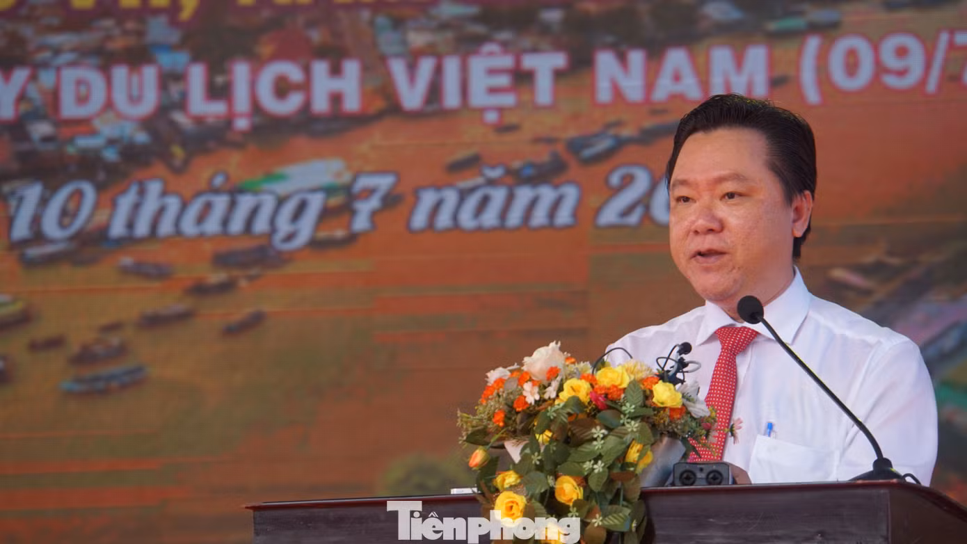 Ông Nguyễn Quốc Cường, Chủ tịch UBND quận Cái Răng cho biết đến với ngày hội, khách du lịch tham quan các gian hàng phát triển du lịch, thương mại dịch vụ đến từ thành phố Hồ Chí Minh, các tỉnh đồng bằng sông Cửu Long, xem Hội thi trưng bày mô hình ghe, tàu - cây bẹo mua bán nông sản tại chợ nổi, thưởng thức các loại bánh dân gian, hòa mình vào Hội thi Nét đẹp áo bà ba xưa và nay, quy tụ nam thanh nữ tú từ mọi miền đất nước... Ảnh: Hòa Hội.