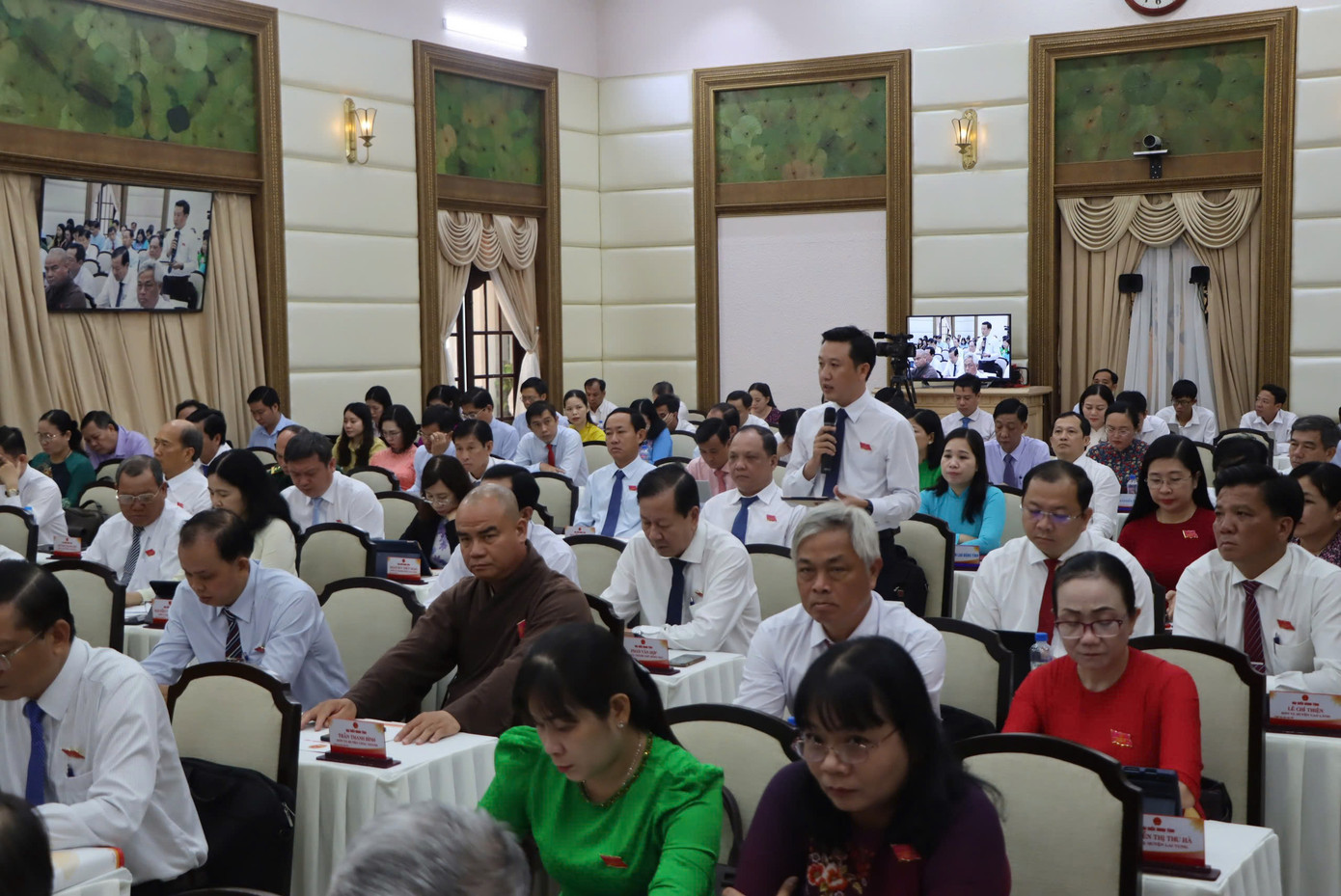 Đại biểu HĐND tỉnh Đồng Tháp chất vấn lãnh đạo tỉnh.