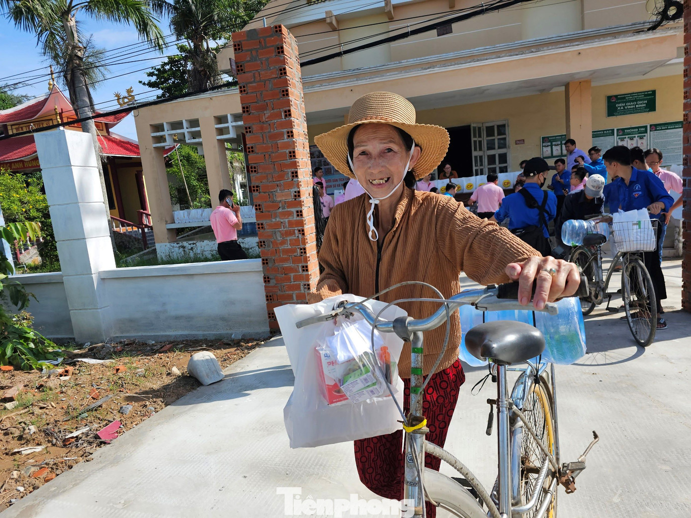 Người dân vui vẻ sau khi nhận thuốc, nước và quà từ chương trình. Ảnh: Hòa Hội