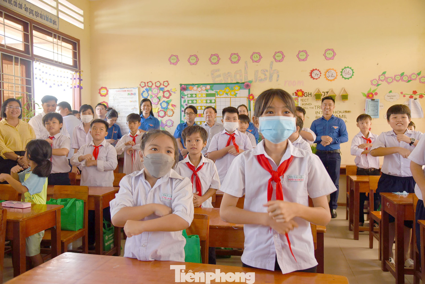 Trẻ em tham gia trò chơi tại lớp học tiếng Anh. Ảnh: Hòa Hội