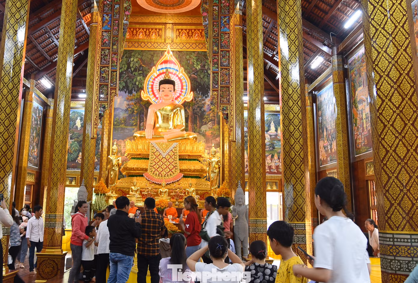 Người dân cầu nguyện tại chánh điện chùa. Ảnh: Hòa Hội.