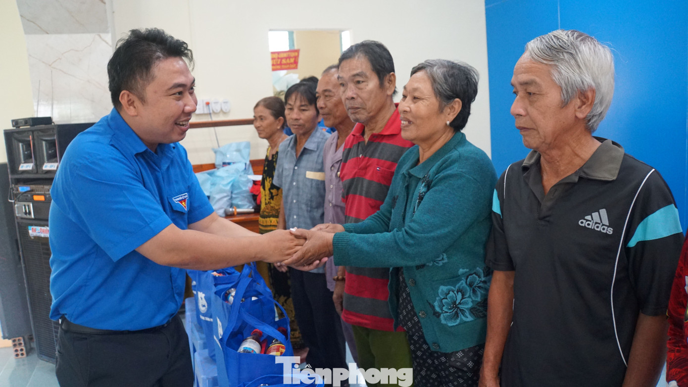 Tỉnh Đoàn An Giang trao tặng quà cho người dân. Ảnh: Hòa Hội