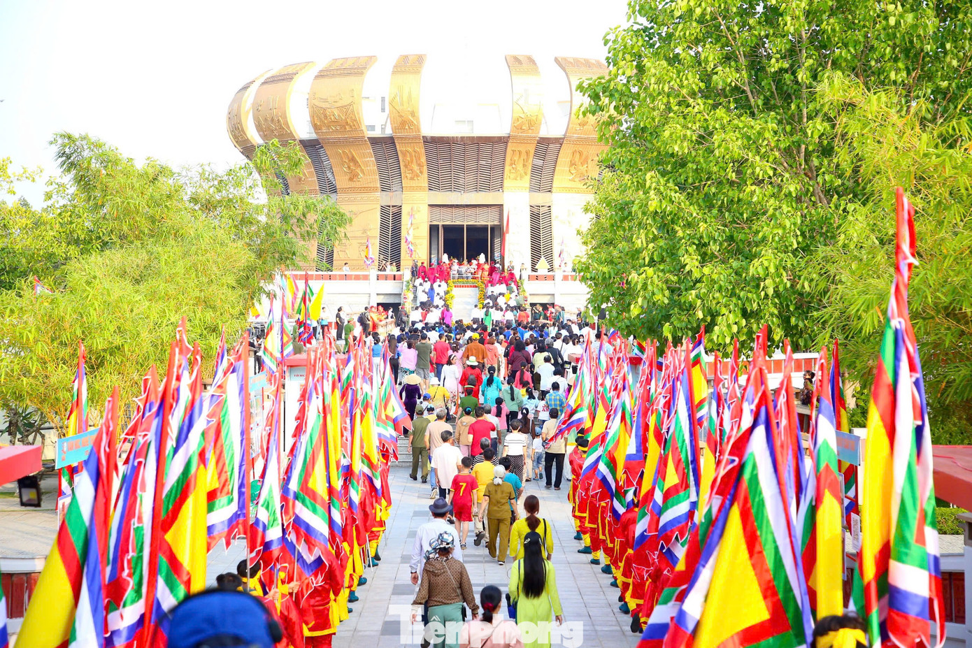 Tại thành phố Cần Thơ, Đền thờ Vua Hùng là công trình có ý nghĩa quan trọng, là biểu tượng sức mạnh đại đoàn kết toàn dân tộc, điểm hội tụ văn hóa tâm linh, kết nối linh thiêng với Đền Hùng nơi Đất Tổ như mạch nguồn Nam - Bắc một nhà, đáp ứng nguyện vọng, nhu cầu tín ngưỡng thờ cúng tổ tiên của những người con hiếu nghĩa. Ảnh: Nhật Huy Tại thành phố Cần Thơ, Đền thờ Vua Hùng là công trình có ý nghĩa quan trọng, là biểu tượng sức mạnh đại đoàn kết toàn dân tộc, điểm hội tụ văn hóa tâm linh, kết nối linh thiêng với Đền Hùng nơi Đất Tổ như mạch nguồn Nam - Bắc một nhà, đáp ứng nguyện vọng, nhu cầu tín ngưỡng thờ cúng tổ tiên của những người con hiếu nghĩa. Ảnh: Nhật Huy