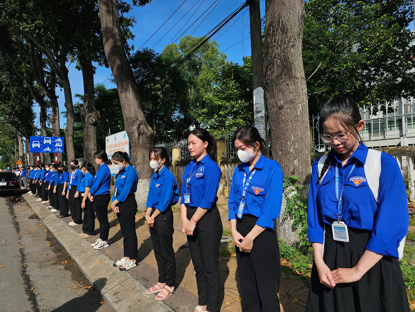 Sinh viên trường Đại học Cần Thơ cúi đầu tiễn GS. Võ Tòng Xuân về nơi an nghỉ cuối cùng. Sinh viên trường Đại học Cần Thơ cúi đầu tiễn GS. Võ Tòng Xuân về nơi an nghỉ cuối cùng.