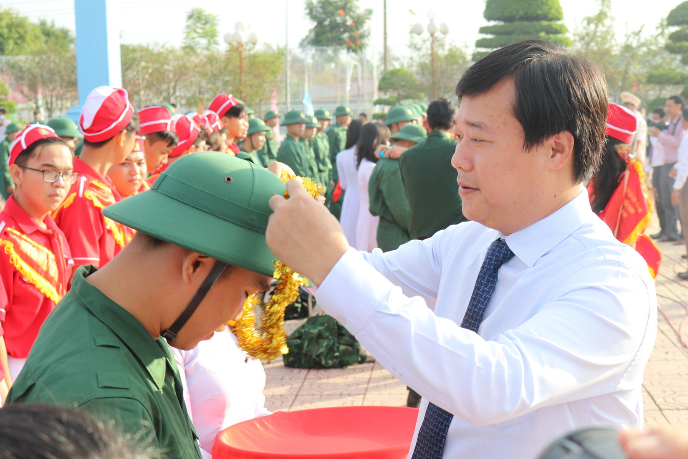 Bí thư Tỉnh ủy Đồng Tháp Lê Quốc Phong động viên tân binh lên đường nhập ngũ Bí thư Tỉnh ủy Đồng Tháp Lê Quốc Phong động viên tân binh lên đường nhập ngũ