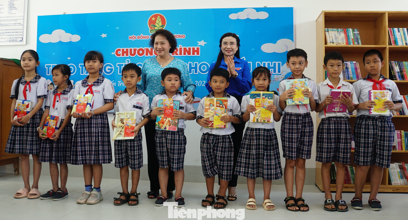 Nguyên Chủ tịch Quốc hội Nguyễn Thị Kim Ngân và Bí thư Trung ương Đoàn Nguyễn Phạm Duy Trang tặng sách cho học sinh.