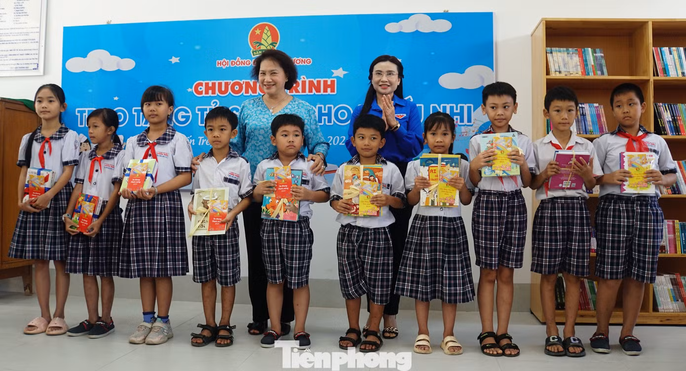 Nguyên Chủ tịch Quốc hội Nguyễn Thị Kim Ngân và Bí thư Trung ương Đoàn Nguyễn Phạm Duy Trang tặng sách cho học sinh.