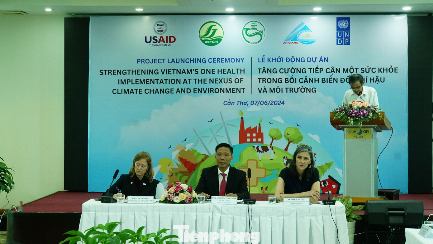 Ông Nguyễn Thực Hiện, Phó Chủ tịch UBND TP Cần Thơ cùng bà Aler Grubbs, Giám đốc USAID Việt Nam (trái) và bà Ramla Khalidi, Trưởng đại diện thường trú của UNDP tại Việt Nam chủ trì lễ khởi động dự án. Ảnh: Hòa Hội Ông Nguyễn Thực Hiện, Phó Chủ tịch UBND TP Cần Thơ cùng bà Aler Grubbs, Giám đốc USAID Việt Nam (trái) và bà Ramla Khalidi, Trưởng đại diện thường trú của UNDP tại Việt Nam chủ trì lễ khởi động dự án. Ảnh: Hòa Hội