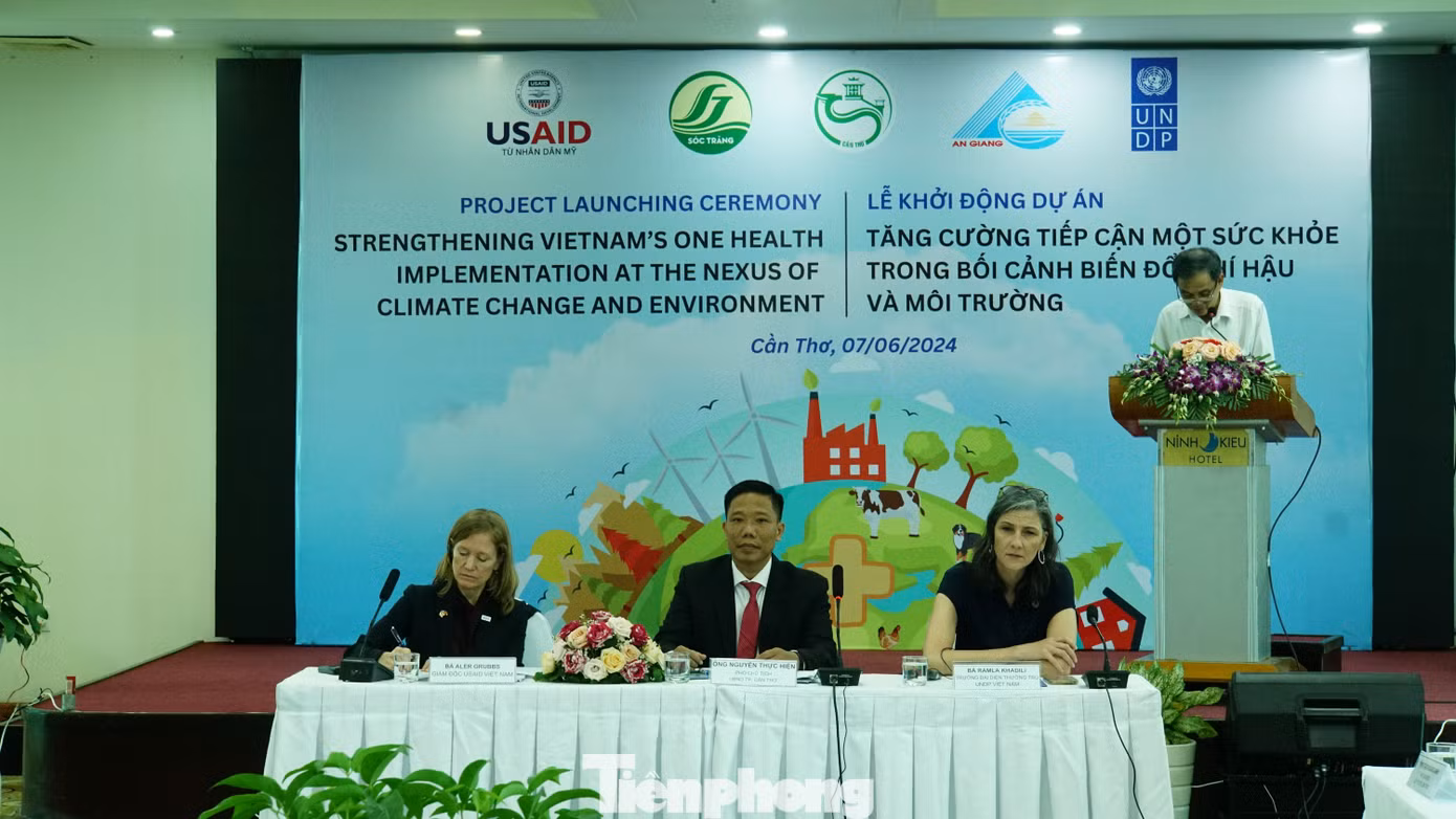 Ông Nguyễn Thực Hiện, Phó Chủ tịch UBND TP Cần Thơ cùng bà Aler Grubbs, Giám đốc USAID Việt Nam (trái) và bà Ramla Khalidi, Trưởng đại diện thường trú của UNDP tại Việt Nam chủ trì lễ khởi động dự án. Ảnh: Hòa Hội