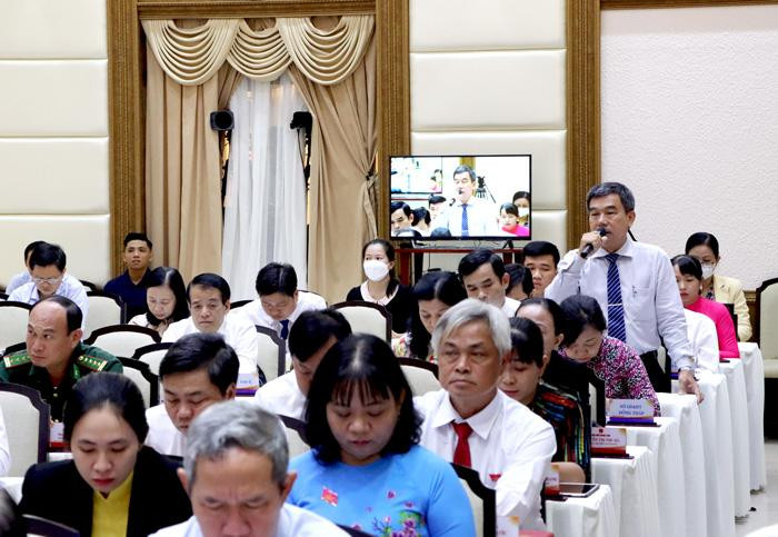 Giám đốc Ngân hàng Nhà nước Việt Nam chi nhánh tỉnh Đồng Tháp thông tin các vấn đề đại biểu chất vấn. - Ảnh: CTTĐT ĐT