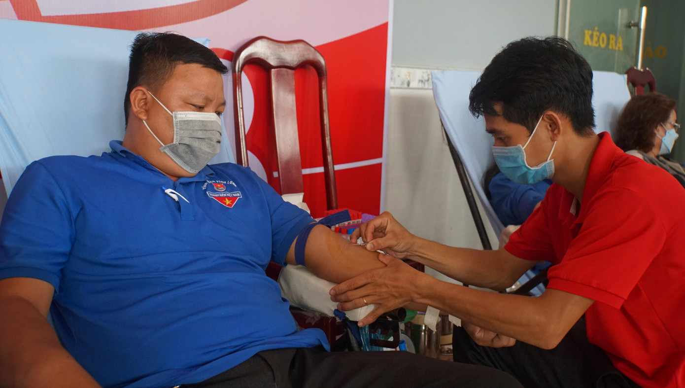 ĐVTN tham gia hiến máu tình nguyện