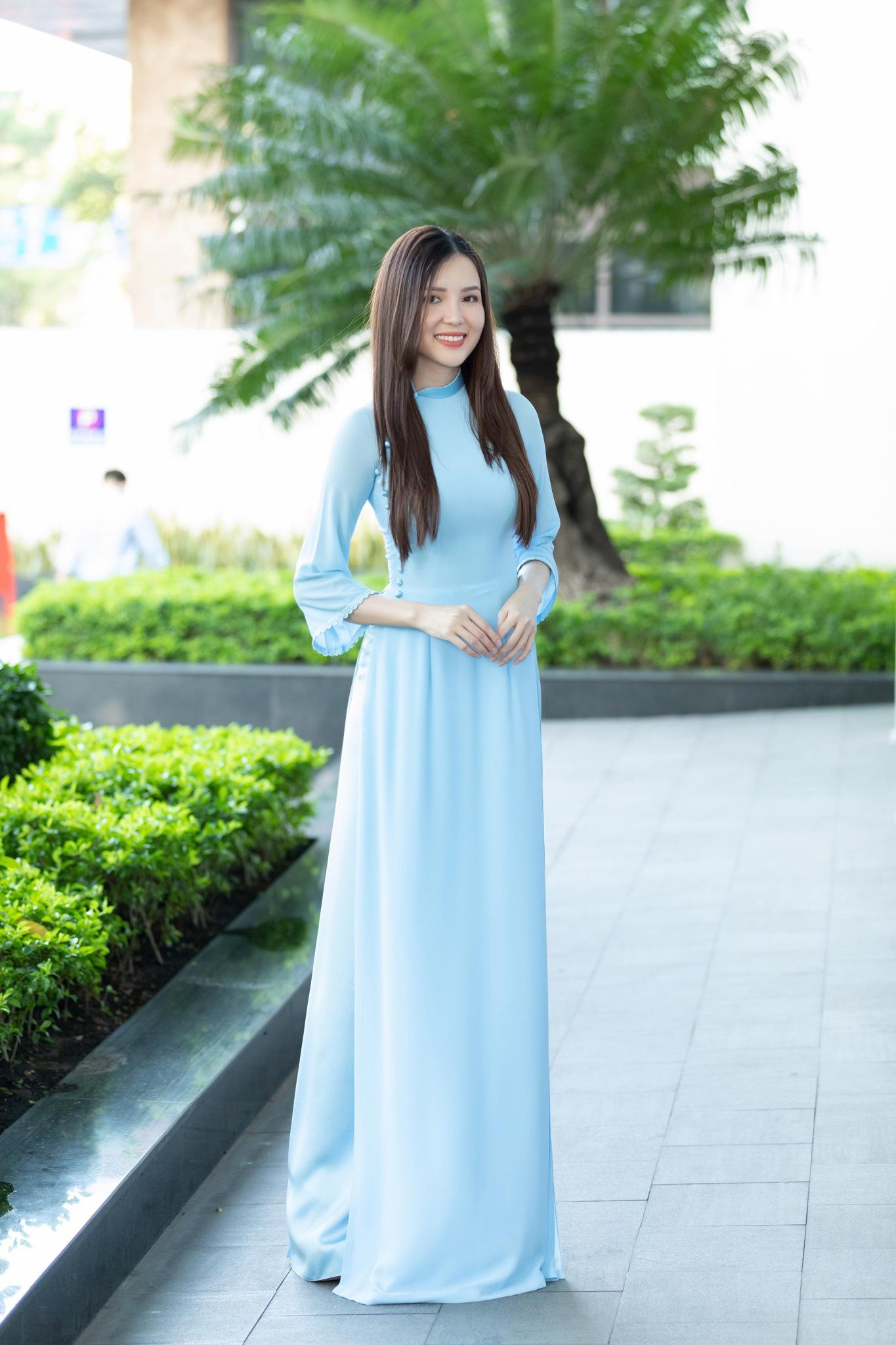 Thúy Vi khoác trên mình chiếc áo dài