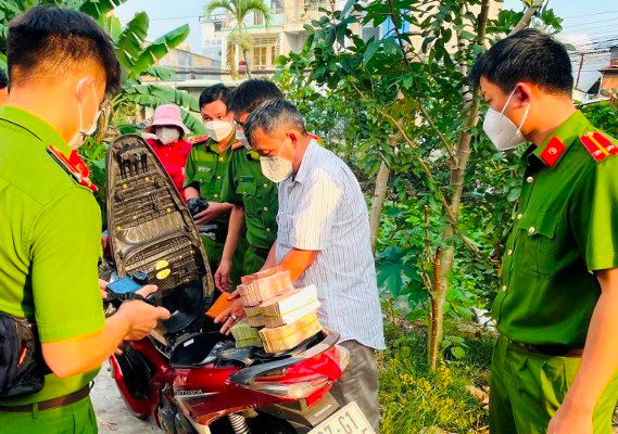 Nguyễn Thanh Bình bị bắt giữ khi đang chuẩn bị giao dịch - Ảnh: Tiến Tầm.