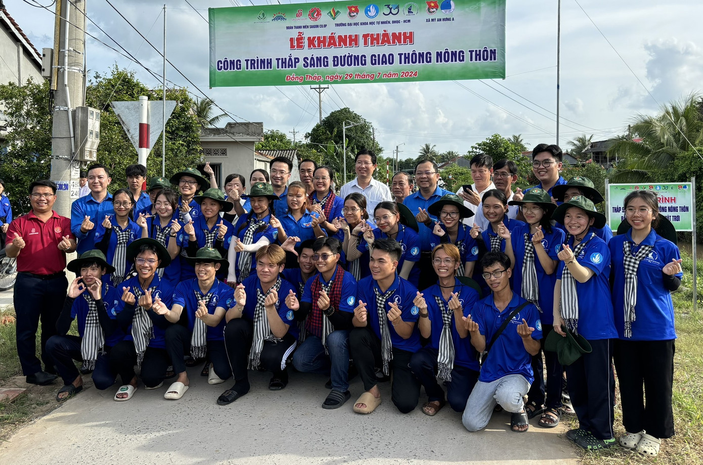 Lãnh đạo Trung ương Đoàn, tỉnh Đồng Tháp cùng các chiến sĩ tình nguyện.