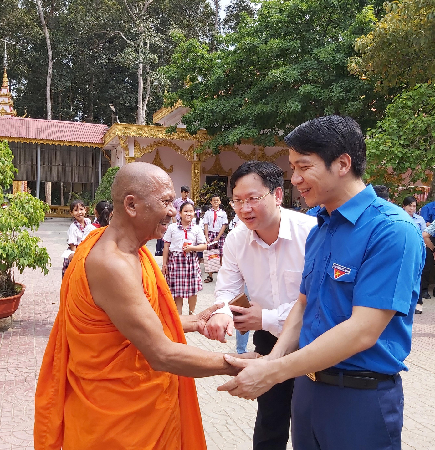 Anh Nguyễn Ngọc Lương - Bí thư Trung ương Đoàn ghi nhận những đóng góp của quý trụ trì, hòa thượng, chư tăng các chùa và bà con Phật tử tại địa phương. Ảnh: Hòa Hội