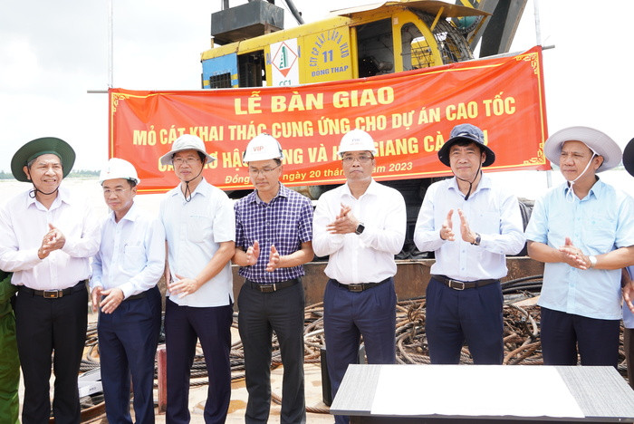Lãnh đạo tỉnh Đồng Tháp bàn giao mỏ cát cho doanh nghiệp khai thác phục vụ cao tốc Cần Thơ - Cà Mau. Ảnh: Cổng TTĐT