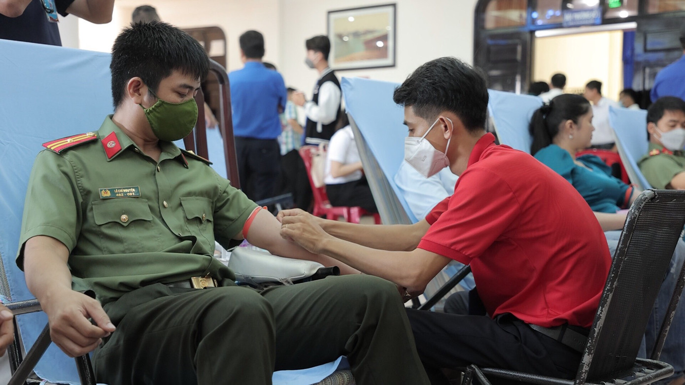 Chiến sỹ công an tham gia hiến máu tình nguyện. Ảnh: PV Chiến sỹ công an tham gia hiến máu tình nguyện. Ảnh: PV