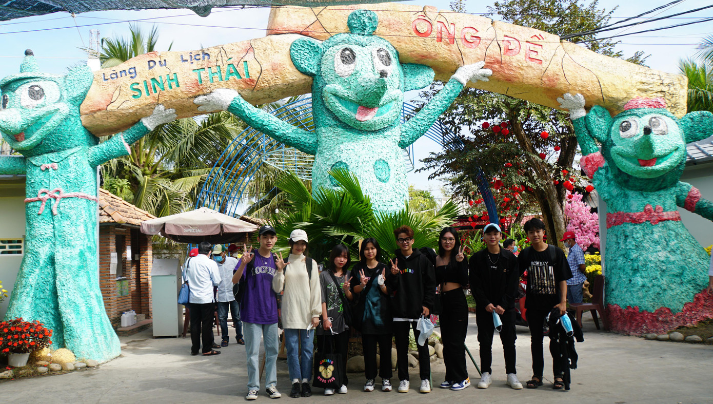 Sáng 6/2 (mùng 6 Tết), tại Làng Du lịch sinh thái Ông Đề (Phong Điền, TP Cần Thơ) có khá đông du khách đến tham quan, trải nghiệm. Ảnh: Hòa Hội