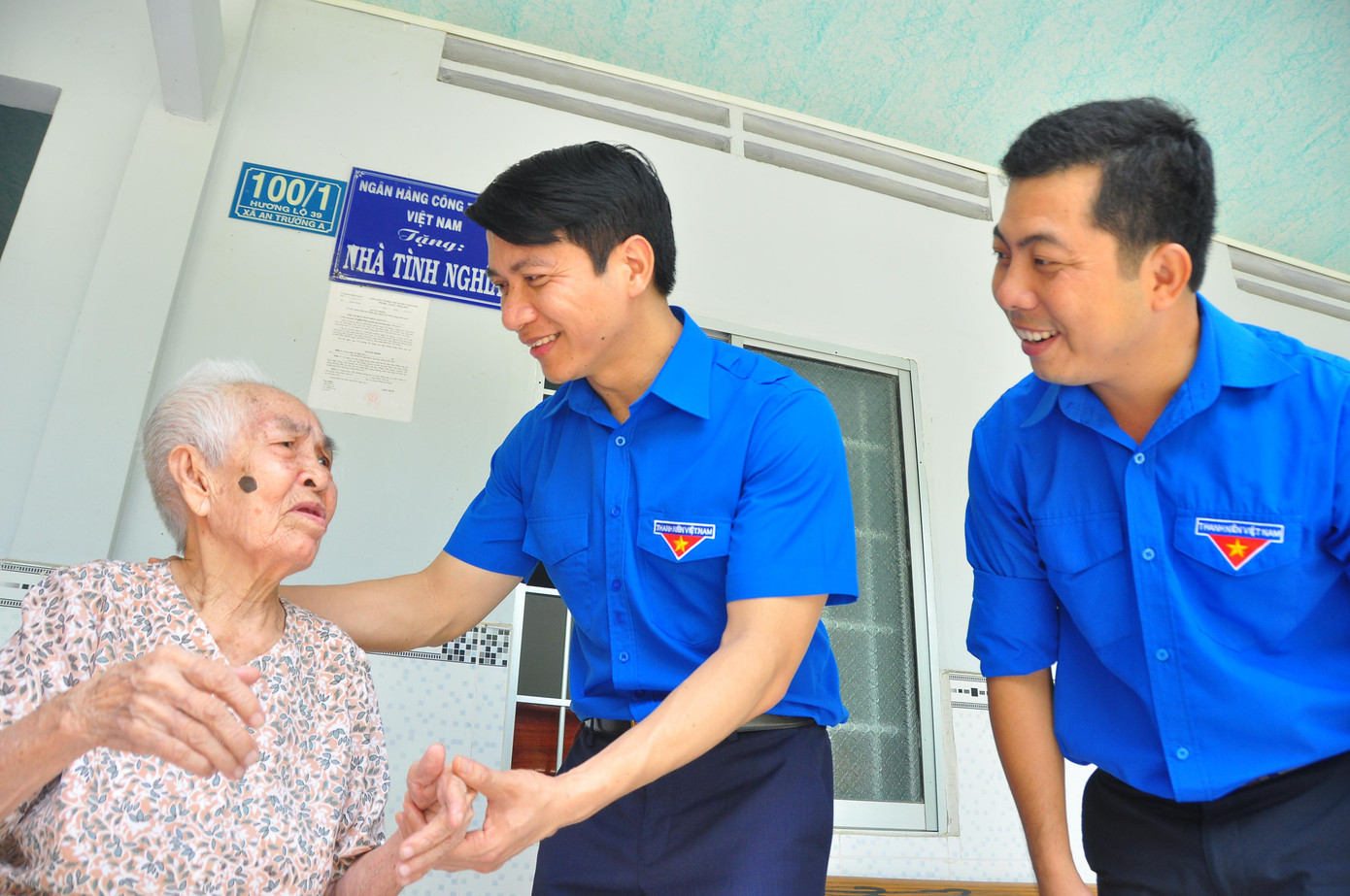 Bí thư Trung ương Đoàn thăm hỏi Mẹ Nguyễn Thị Ba