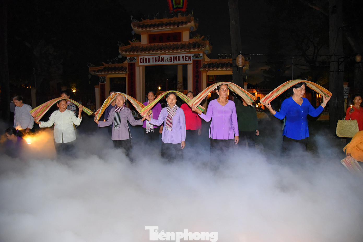 Trong màn đêm vắng lặng, phiên chợ diễn ra cảnh mua bán chiếu, xung quanh có tiếng ếch nhái kêu, tái hiện phiên chợ cổ của người dân Định Yên xưa. Ảnh: Hòa Hội.