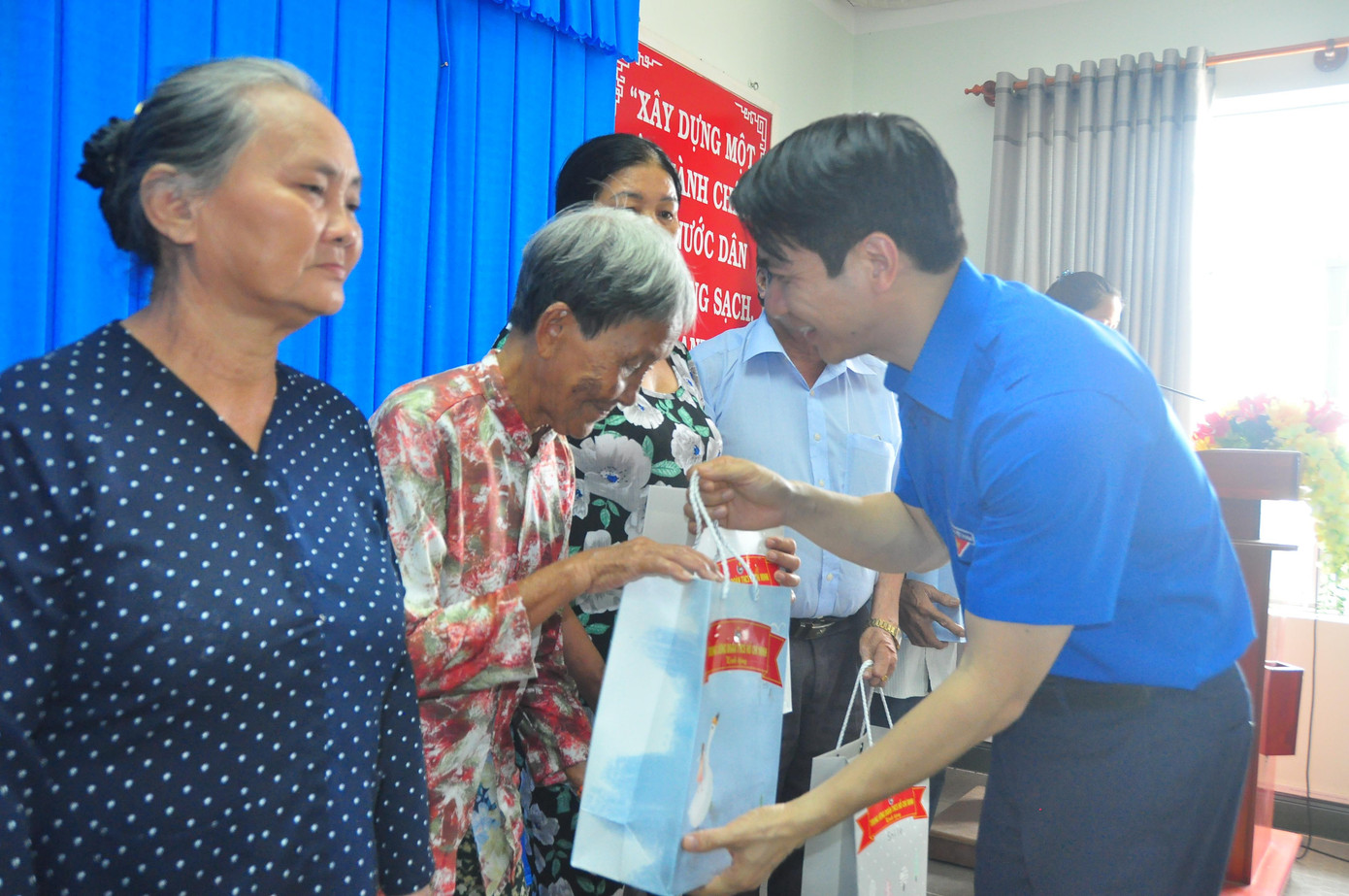 Bí thư Trung ương Đoàn tự hào khi được về quê hương Càng Long trong thời điểm có ý nghĩa quan trọng, huyện được công nhận hoàn thành nông thôn mới. Bí thư Trung ương Đoàn hứa với các cô, chú: &quot;Tuổi trẻ Việt Nam hiện nay, tổ chức Đoàn với tình cảm, trách nhiệm, sự tri ân của mình sẽ cùng với các cấp, các ngành tiếp tục có nhiều hoạt động ý nghĩa hơn nữa để thể hiện đạo lý, tình cảm, sự biết ơn đối với những đóng góp của các Bác, cô, chú đối với đất nước, quê hương trong chặng đường vừa qua&quot;.