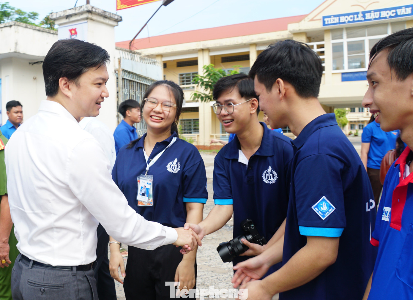 Bí thư Trung ương Đoàn Nguyễn Minh Triết thăm tình nguyện viên tại điểm thi Trường THPT Long Mỹ, thị xã Long Mỹ. Ảnh: Hòa Hội Bí thư Trung ương Đoàn Nguyễn Minh Triết thăm tình nguyện viên tại điểm thi Trường THPT Long Mỹ, thị xã Long Mỹ. Ảnh: Hòa Hội