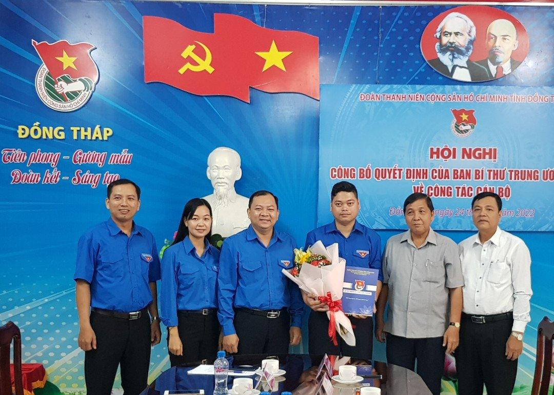 Tân phó Bí thư Tỉnh Đoàn Đồng Tháp (cầm hoa) Lê Hoàng Quyết. - Ảnh: TĐ ĐT