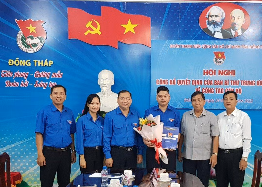 Tân phó Bí thư Tỉnh Đoàn Đồng Tháp (cầm hoa) Lê Hoàng Quyết. - Ảnh: TĐ ĐT