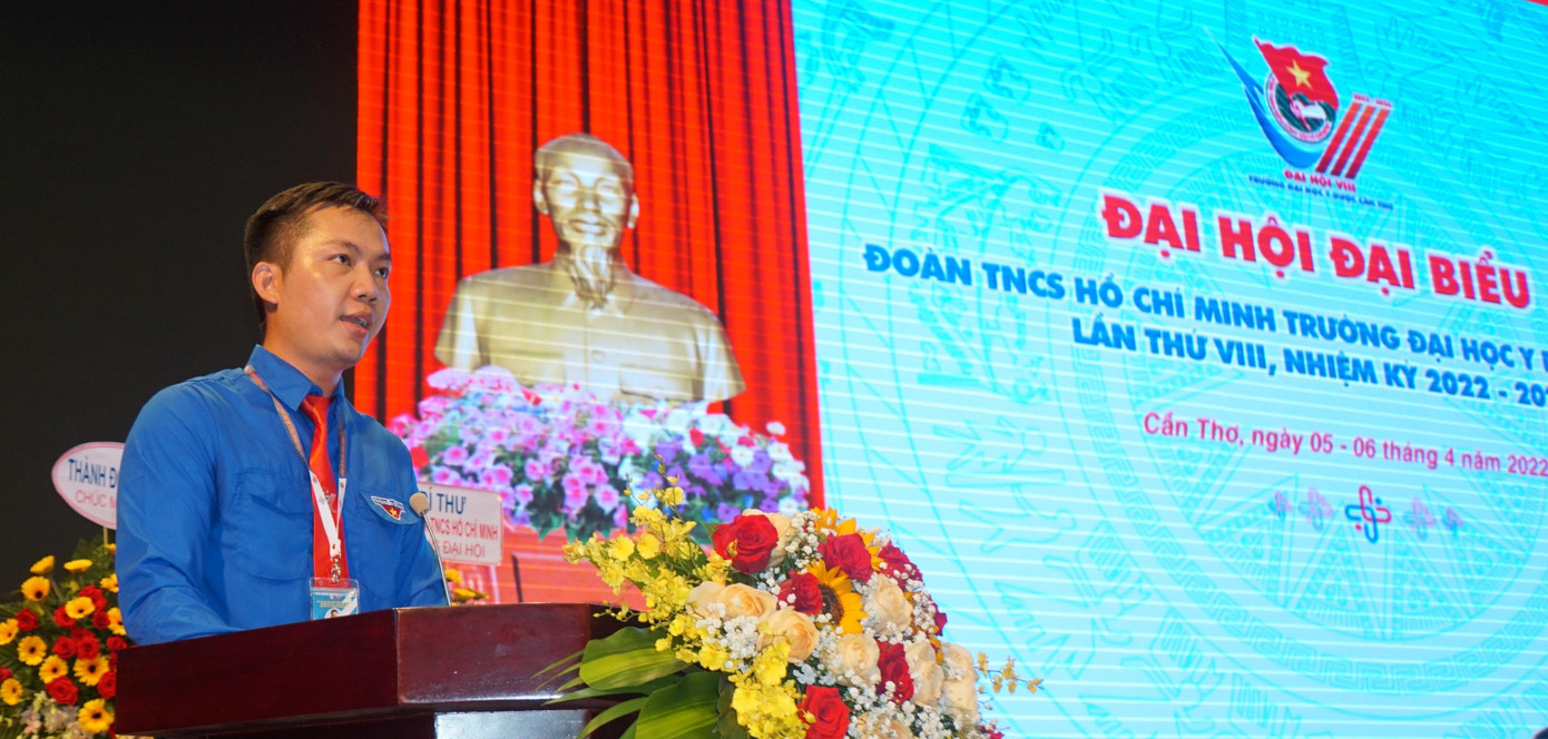 Anh Vũ Tấn Thọ, Phó Bí thư Đoàn trường Đại học Y Dược Cần Thơ báo cáo trước đại hội Anh Vũ Tấn Thọ, Phó Bí thư Đoàn trường Đại học Y Dược Cần Thơ báo cáo trước đại hội