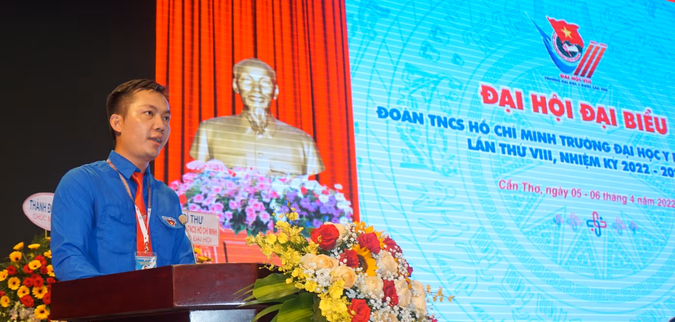 Anh Vũ Tấn Thọ, Phó Bí thư Đoàn trường Đại học Y Dược Cần Thơ báo cáo trước đại hội