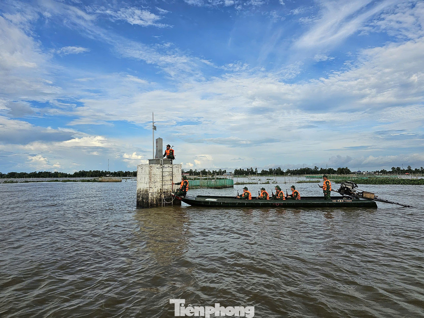 Địa hình đồng bằng có nhiều kênh rạch, đường mòn, đường tắt qua lại biên giới, giao thông thuận lợi cả về đường bộ và đường sông. Vì thế gây không ít khó khăn cho lực lượng biên phòng trong việc phòng chống buôn lậu. Ảnh: Hòa Hội